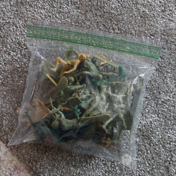 Vintage 30pc mixed plastic toy soldiers - Picture 2 of 4